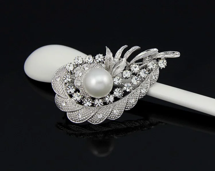 ブローチ斜め前からの角度。立体的な造形が確認できる