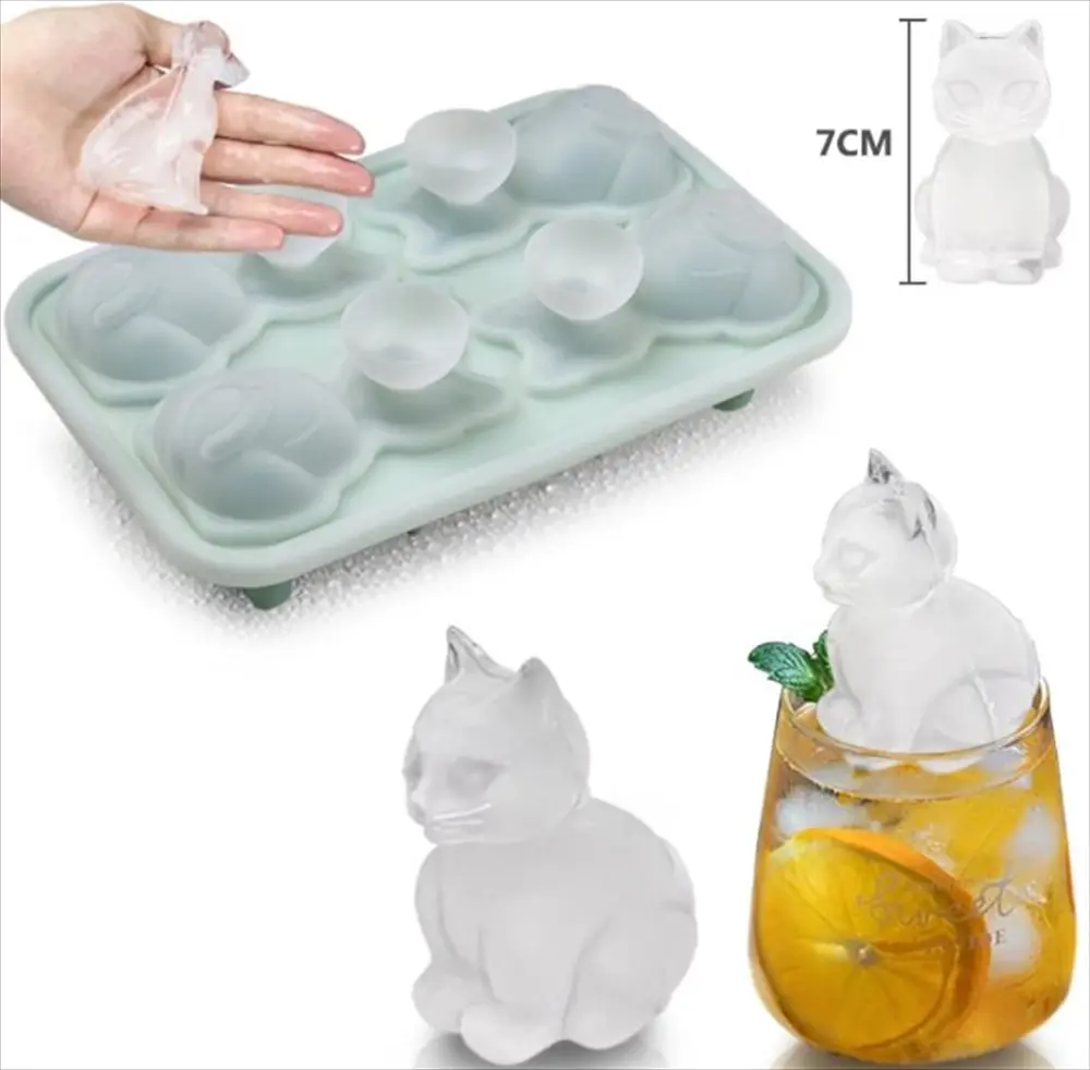 手で猫型氷を取り出すシーン