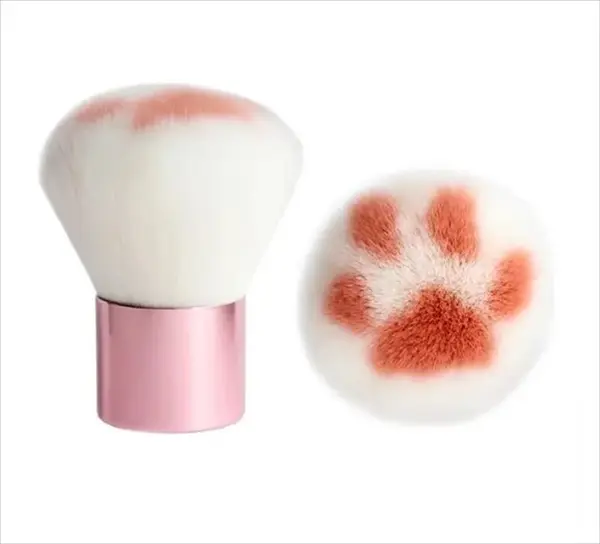 【楽天市場・税込1,100円】猫の肉球デザインのキュートなカブキブラシ｜フェイスパウダー・チークに使えるふわふわメイクブラシ
