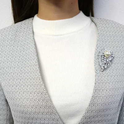 パール＆ラインストーン フェザーブローチ｜コサージュとしても使える上品なシルバーアクセサリー【卒業式・入学式・結婚式】