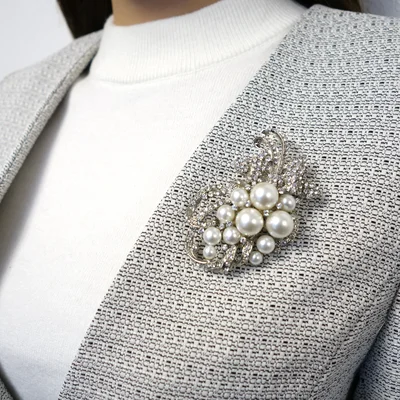 パール＆ラインストーンブローチ｜フォーマルシーンを格上げするコサージュ【1,298円】