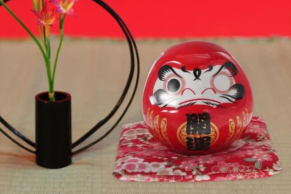 【楽天市場】だるまの置物「開運・大吉・平安」赤色セラミック製 桜柄座布団付き 縁起物インテリア・お正月飾り・ギフトに最適な和雑貨