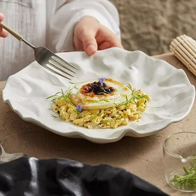 波型フリルが美しい白い磁器プレート｜S・M・L 3サイズ展開でテーブルを格上げ