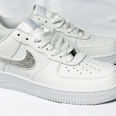 Nike Air Force 1 ラインストーンデコレーションカスタム｜ナイキマークをきらきらに輝かせるカスタムサービス