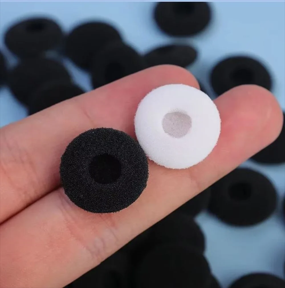 耳にフィットしたイヤホンスポンジカバーの装着例