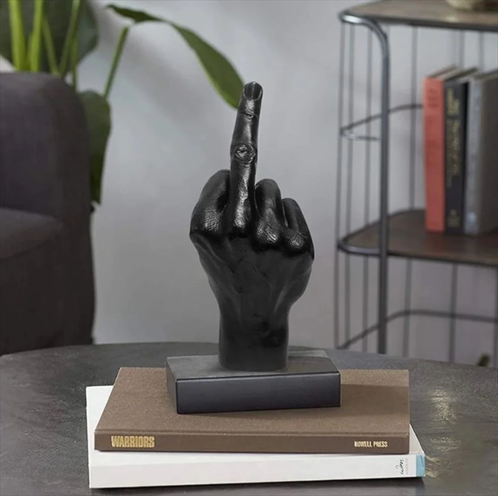 リビングのローテーブルに飾った中指オブジェ