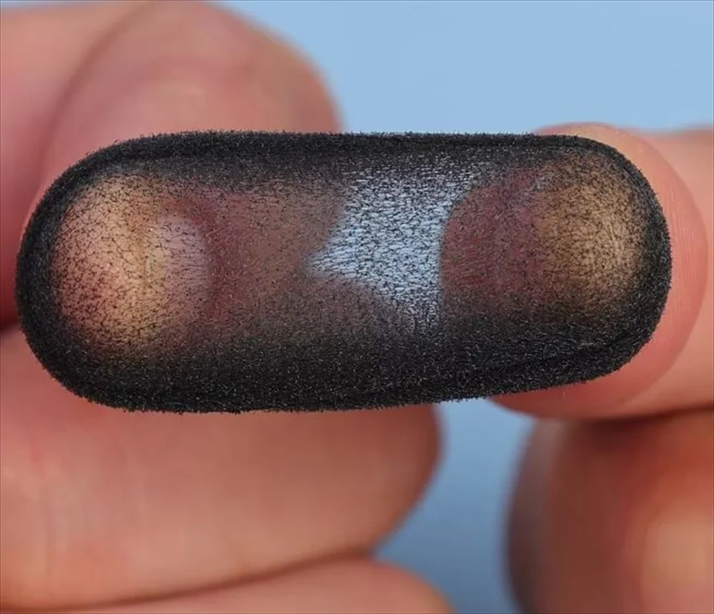 ノートPC横にイヤホンとスポンジカバー