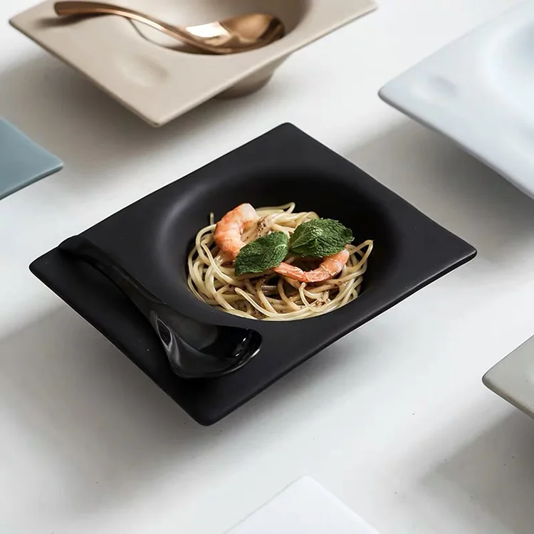 黒いプレートにパスタを盛り付けた使用例