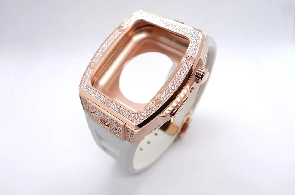 Apple Watch ダイヤ風ベゼルカバー ホワイトベルト装着例（斜めアングル）