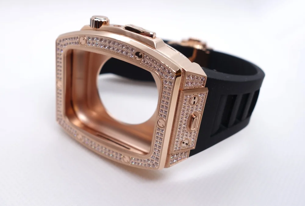 Apple Watch ダイヤ風ベゼルカバー ブラックベルト装着例（正面角度）