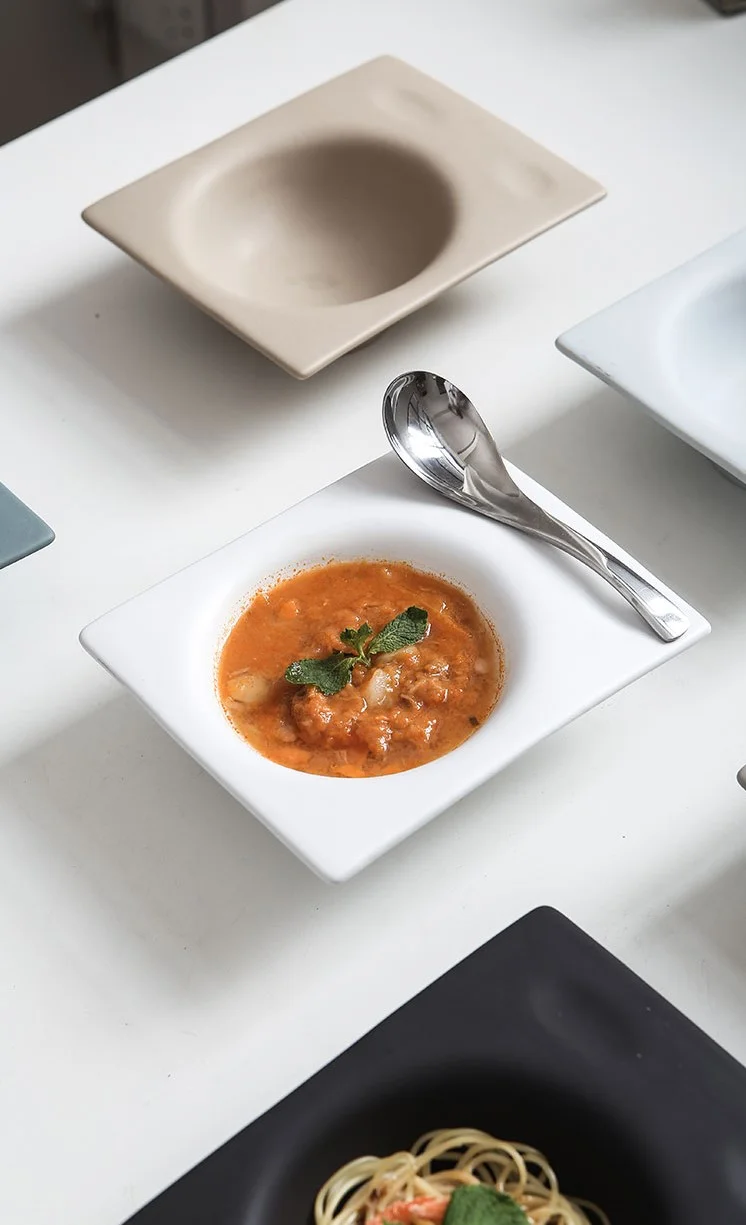 テーブルに複数のプレートを並べた使用シーン