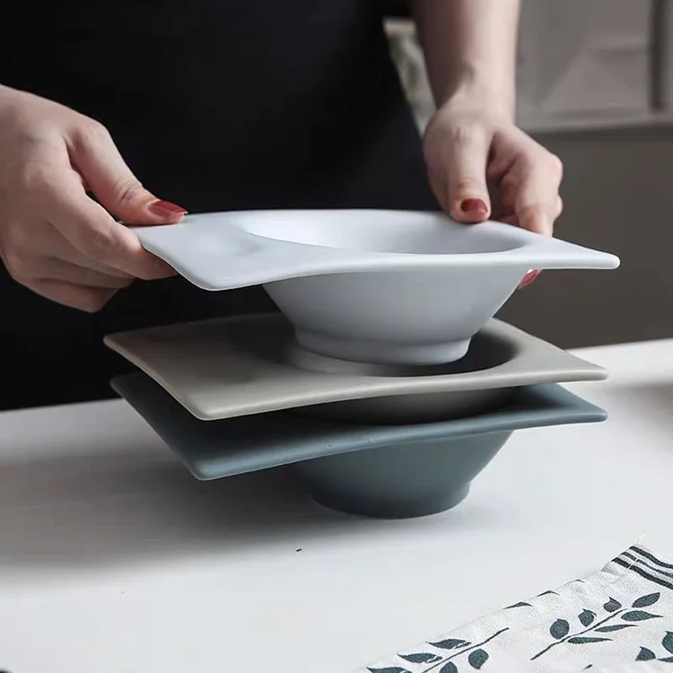 3色のプレートを重ねたシーン