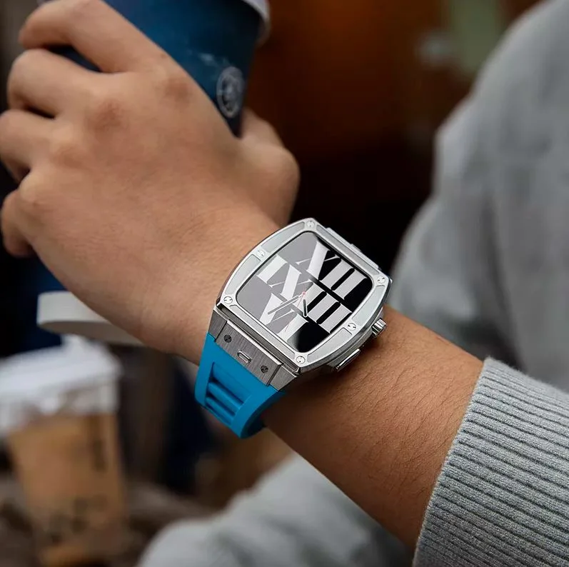 Apple Watch互換バンドケース シルバー×ブルー 着用