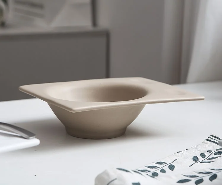 ベージュのプレートを横から見た製品写真