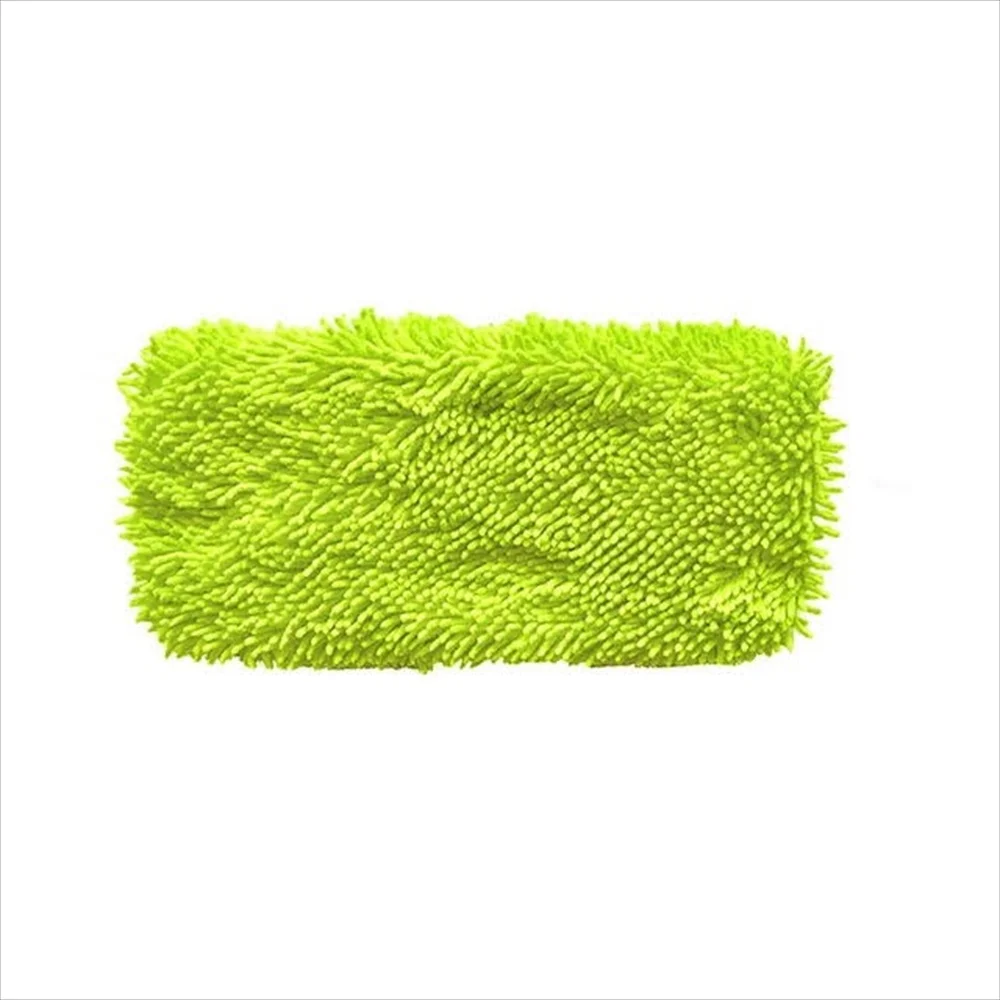 クイックルワイパー(Swiffer)に装着して壁面を掃除している使用シーン