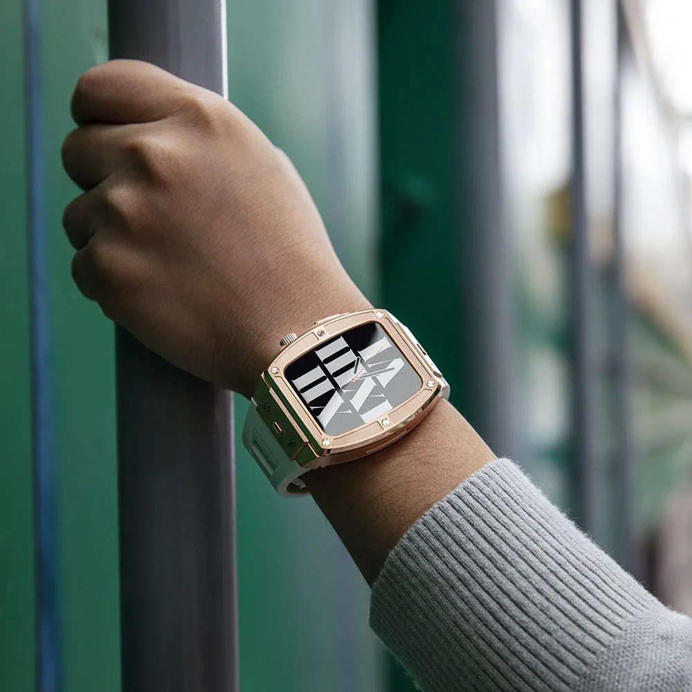 Apple Watch互換バンドケース ローズゴールド 女性着用 屋外