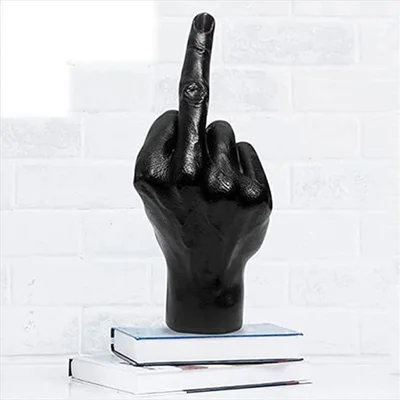 マットブラックの中指オブジェでインテリアをアート空間に変える方法